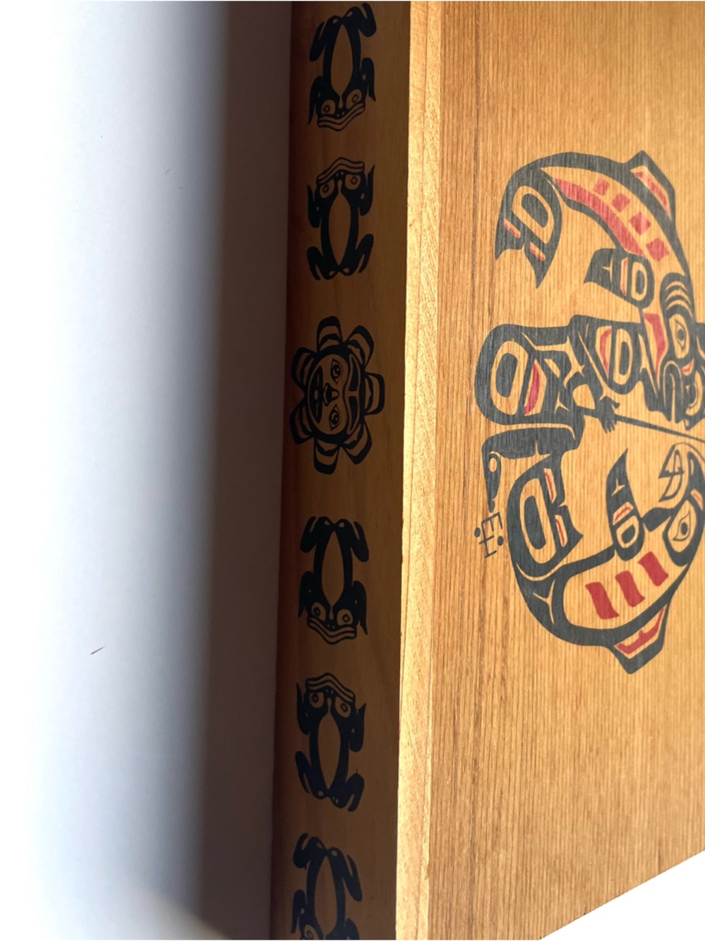 Vintage Northwest Haida Cedar Box Cedar Wood Art Indigenous Decor Hand-Painted - Picture 3 of 5